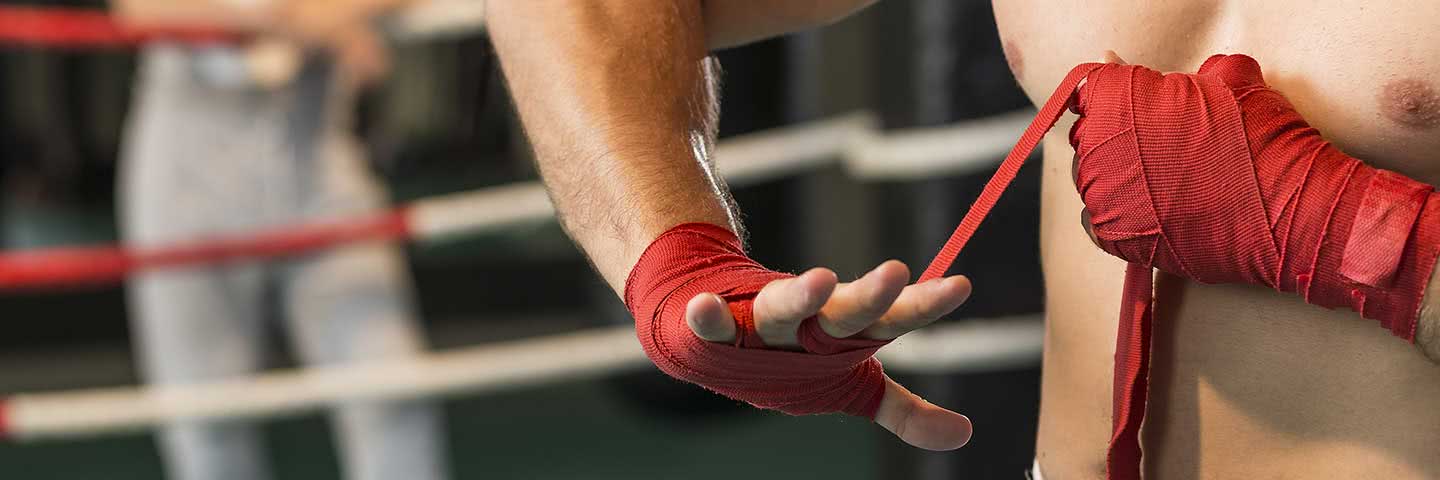 Boxer beim Bandagieren seiner Hände