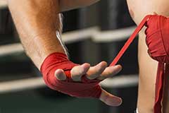 Boxer beim Bandagieren seiner Hände